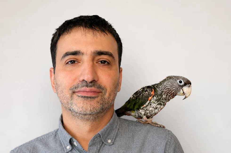 Alex Kulikovskiy with his parrot